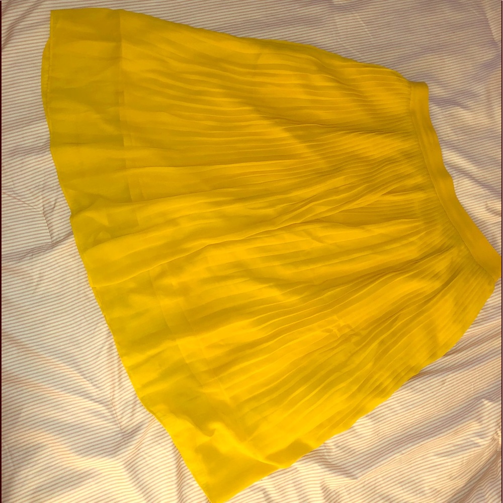 A yellow, swing skirt. To brighten up your day.